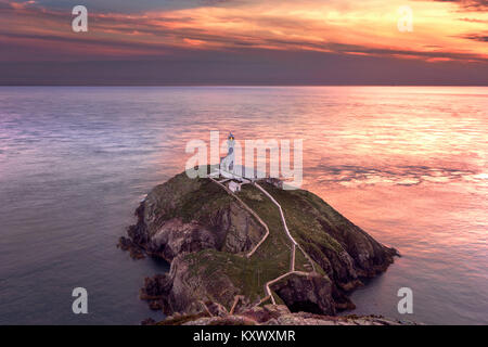 Sonnenuntergang am South Stack Leuchtturm auf der Insel Anglesey, Wales, Großbritannien Stockfoto