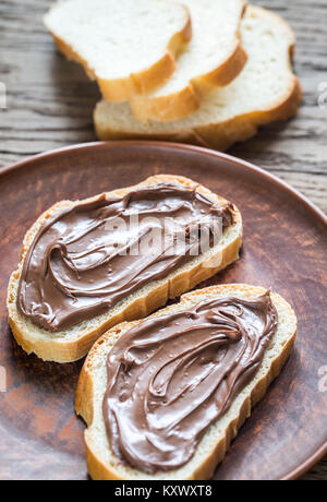 Scheiben Baguette mit Schokoladencreme Stockfoto