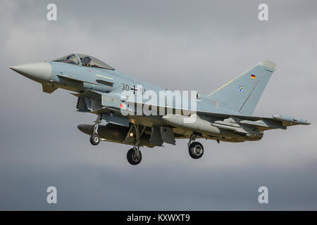 Lufwaffe Eurofighter EF-2000 Landung an RAF Coningsby Stockfoto