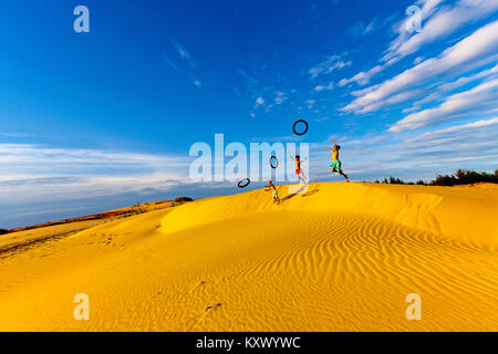 Kinder spielen in den Sanddünen in der Nähe von Phan Rang, central Vietnam Stockfoto