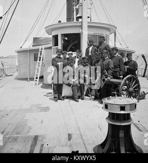 Offiziere der USS Philadelphia vor Pilot-Haus Stockfoto