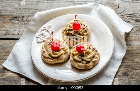 Meringue mit Cocktail-kirschen Stockfoto