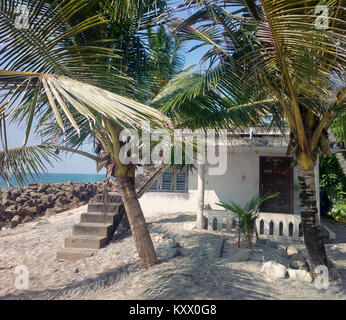 Alten kleinen Häuschen am Ufer des Arabischen Meer, direkt am Strand. Kerala Stockfoto