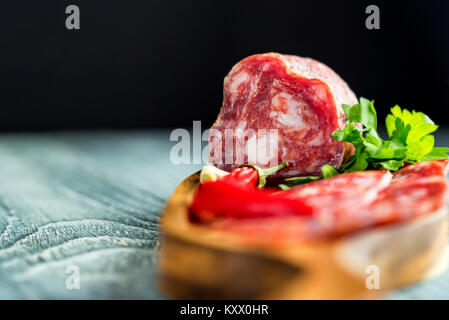 Close-up von geräucherter Wurst und Gemüse Stockfoto