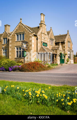 Die Lansdown Arme Public House mit Frühlingsblumen in Derry Hill Calne Wiltshire England Großbritannien Stockfoto