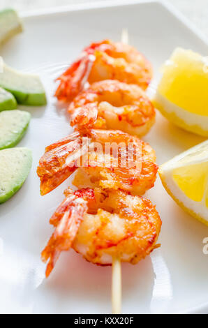 Garnelen Spieße mit Avocado und Zitronenscheiben Stockfoto