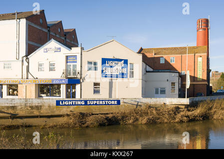 Beleuchtung Superstore ist ein Unternehmen jetzt von einer ehemaligen Großhandel Milchfabrik neben dem Fluss Avon in Melksham Wiltshire England Großbritannien Stockfoto