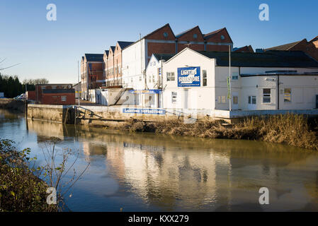 Neben dem Fluss Avon ist eine ehemalige Großhandel Molkerei in dem Heute kleinere Unternehmen in Melksham Wiltshire England Großbritannien Stockfoto