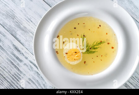 Teil der Hühnerbrühe auf dem hölzernen Tisch Stockfoto