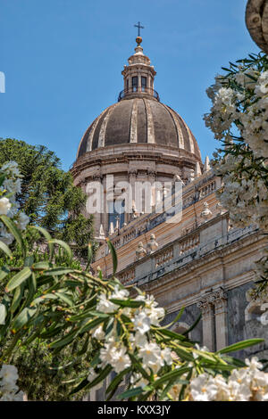 Die Kuppel der Kathedrale St. Agatha von Catania in Sizilien Stockfoto
