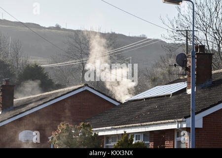 Dächer trocknen und Dampf stieg von Heizung und Solaranlage auf dem Dach nebligen Tag in Großbritannien Stockfoto