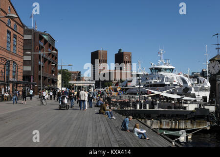 Menschen, Schiff, Hafen, Seebrücke, 2012, Oslo, Norwegen. Stockfoto