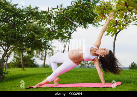 Schwangeren Frauen Yoga machen Stockfoto