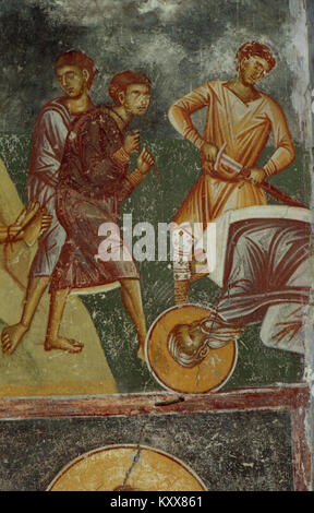 Ein mittelalterliches Freskenfragment aus der Nikolaikirche in Varoš, das stilistische Merkmale orthodoxer christlicher Wandmalereien mit ausdrucksstarken Gesichtern, sakraler Symbolik und lebendigen Pigmenten zeigt. Stockfoto