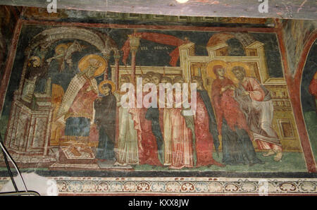 Die Fresken aus der Kirche der Darstellung der Jungfrau Maria in Kučevište stellen Szenen religiöser Verehrung dar, die zum byzantinischen künstlerischen und kulturellen Erbe der Region beitragen. Stockfoto