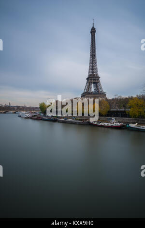 Der Eiffelturm (Tour Eiffel) auf dem Champ de Mars in Paris, Frankreich Stockfoto