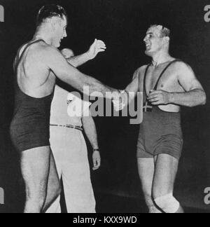 Ein historisches Sportfoto des Schweizer Ringers Fritz Stöckli, der während der Olympischen Spiele 1948 in London gegen den schwedischen Ringkämpfer Bengt Fahlkvist antrat. Stockfoto