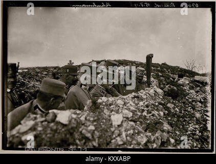 Ein historisches Foto, das den Frontbesuch seiner Majestät in Vielgereuth während des Ersten Weltkriegs zeigt und eine offizielle Militärinspektion und einen Besuch der österreichisch-ungarischen Truppen an der Front dokumentiert. Stockfoto