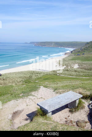 Steinbank an Sennen Cove Beach, Whitesands Bay, Sennen Cove, Penwith Halbinsel, Cornwall, England, Großbritannien im Juni Stockfoto