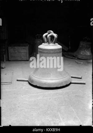 Frödinge kyrka ist eine Holzkirche aus dem Jahr 1744 in Frödinge, Gemeinde Vimmerby, Schweden. Das Innere ist mit Deckengemälden, einem achteckigen Verbreiter im Kirchenschiff, einem separaten hölzernen Glockenturm und mittelalterlichem Sakristemauwerk ausgestattet. Stockfoto
