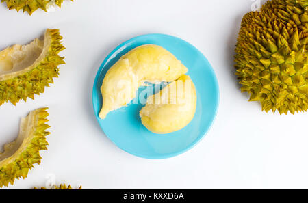 Durian Frucht Stück auf einem blauen Teller Stockfoto