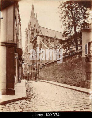 Diese Fotografie von Eugène Atget mit dem Titel „Rue des Prêtres-Saint-Séverin“ (Paris, 5. Arrondissement) zeigt eine enge Straße im Quartier Latin, mit der Fassade der Kirche Saint-Séverin am anderen Ende sichtbar ist, Kopfsteinpflaster und Ladenfronten, die Teil von Atgets Arbeiten sind, die Pariser Straßenlandschaften um 1898 dokumentieren. Stockfoto