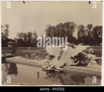 Die Fotografie von Eugène Atget mit dem Titel „Versailles, Bassin de Neptune“ (um 1902) zeigt den großen Zierteich in den Gärten des Château de Versailles, Frankreich, mit skulpturalen Springbrunnen und der klassischen Landschaftsgestaltung des späten 17. Jahrhunderts. Stockfoto