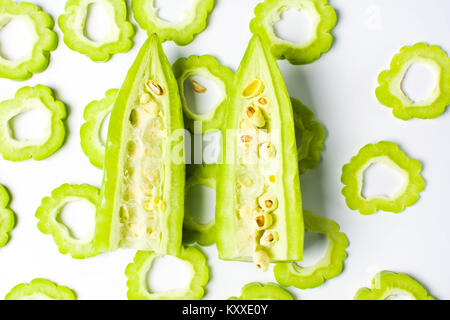 Geschnittene Bittermelone Kürbis auf weißem Hintergrund Stockfoto