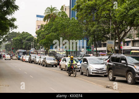 Eine lange Schlange von Fahrzeugen warten auf Kenyatta Avenue während einer normalen Wochentag, Nairobi, Kenia Stockfoto