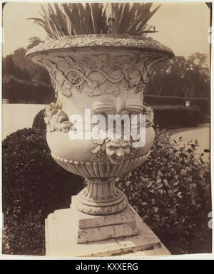 Dies ist ein Foto von Eugène Atget mit dem Titel „Versailles, Vase“, das eine Vase aus dem historischen Schloss von Versailles zeigt, aufgenommen im Jahr 1963. Stockfoto