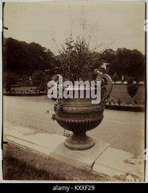 Foto von Eugène Atget mit einer Vase von Ballin in Versailles, die feine Details der französischen Kunst und Architektur des frühen 20. Jahrhunderts festlegt. Stockfoto