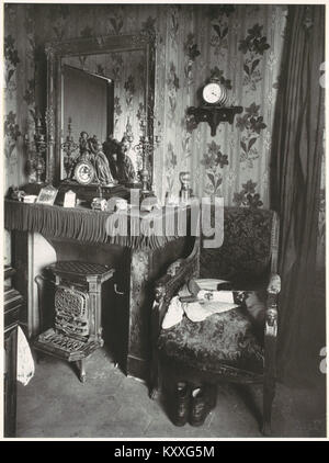 Foto von Eugène Atget aus der Zeit um 1910, das eine Pariser Inneneinrichtung darstellt. Das Bild zeigt Möbel, Licht und Komposition und dokumentiert urbane Wohnräume des frühen 20. Jahrhunderts in Frankreich. Stockfoto