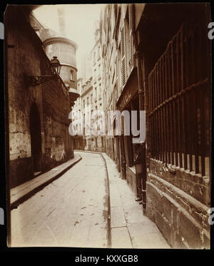Ein Foto von Eugène Atget mit dem Titel „Rue de l’Hôtel de Ville“, das eine ruhige Pariser Straßenszene feststellt. Das Bild dokumentiert urbanes Leben, Architektur und Atmosphäre des frühen 20. Jahrhunderts, Teil von Atgets umfangreicher Dokumentation von Paris. Stockfoto
