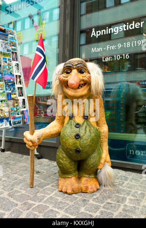 Norwegischer Troll auf der Straße vor Souvenir shop Umgang mit einem Norwegen Flagge Stockfoto