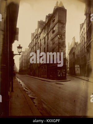 Foto von Eugène Atget (1857–1927) mit dem Titel Vieille Cour, 22 rue Quincampoix, Paris, zeigt einen alten Innenhof mit klassischer Architektur, der das Pariser Stadterbe des frühen 20. Jahrhunderts dokumentiert. Stockfoto