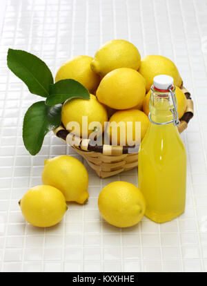 Hausgemachte Limoncello, italienische traditionelle Zitronenlikör Stockfoto