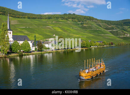 'Stella Noviomagi", Replik eines römischen Weinschiffes an Mosel, Kirche St. Michael, Piesport, Mosel, Rheinland-Pfalz, Deutschland, Europa Stockfoto