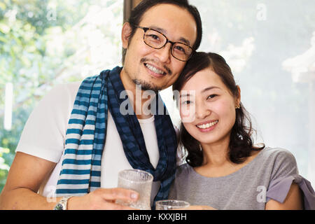 Portrait von lächelnden Frau und Mann Brille Seite an Seite an der Kamera schaut. Stockfoto