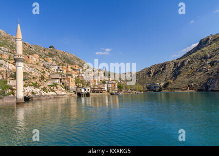 Ruinen der Stadt Halfeti, nachdem es unter dem Stausee eines Staudamms blieb, der am Fluß Euphrat, in Sanliurfa, Türkei errichtet wurde Stockfoto