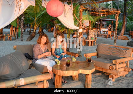 Die untergehende Sonne ist eine perfekte wieder für Getränke an der Strandbar Stockfoto