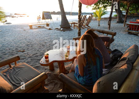 Die untergehende Sonne ist eine perfekte wieder für Getränke an der Strandbar Stockfoto