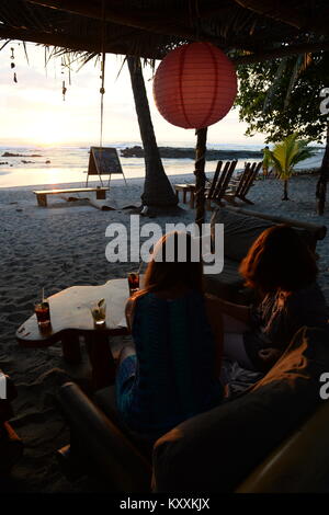 Die untergehende Sonne ist eine perfekte wieder für Getränke an der Strandbar Stockfoto