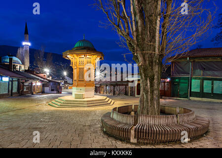 Altstadt in Sarajewo bei Nacht mit Sebilj Brunnen und Minarett, in Sarajewo, Bosnien und Herzegowina. Stockfoto