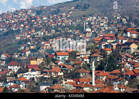 Blick über die Häuser mit roten Dachziegeln in Sarajewo, Bosnien und Herzegowina. Stockfoto