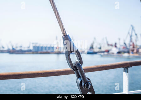 Riemenscheibe auf Segelboot unter dem blauen Himmel Stockfoto