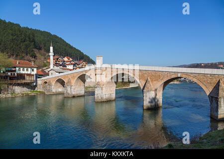 Alte Brücke in Konjic, Bosnien und Herzegowina. Stockfoto