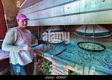 Bosnische Frau kochen Gebäck als Burek, Bosnien und Herzegowina bekannt. Stockfoto