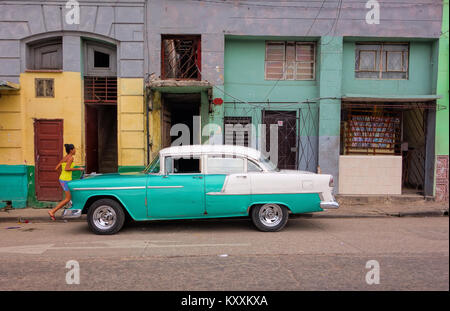 Havanna, Kuba - Dezember 19, 2013: Klassische amerikanische Auto, nicht identifizierte Mädchen und bunten Straßenszene in Havanna, Kuba. Stockfoto