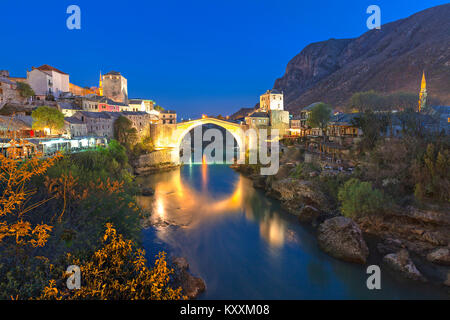 Blick über die Brücke von Mostar und die Stadt bei Nacht, Mostar, Bosnien und Herzegowina. Stockfoto