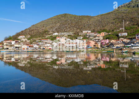 Vranjina Dorf und seine Reflexion in Wasser, in Montenegro. Stockfoto